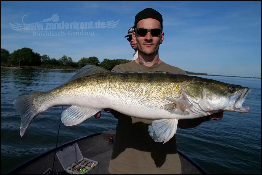 monster Hecht vertikal